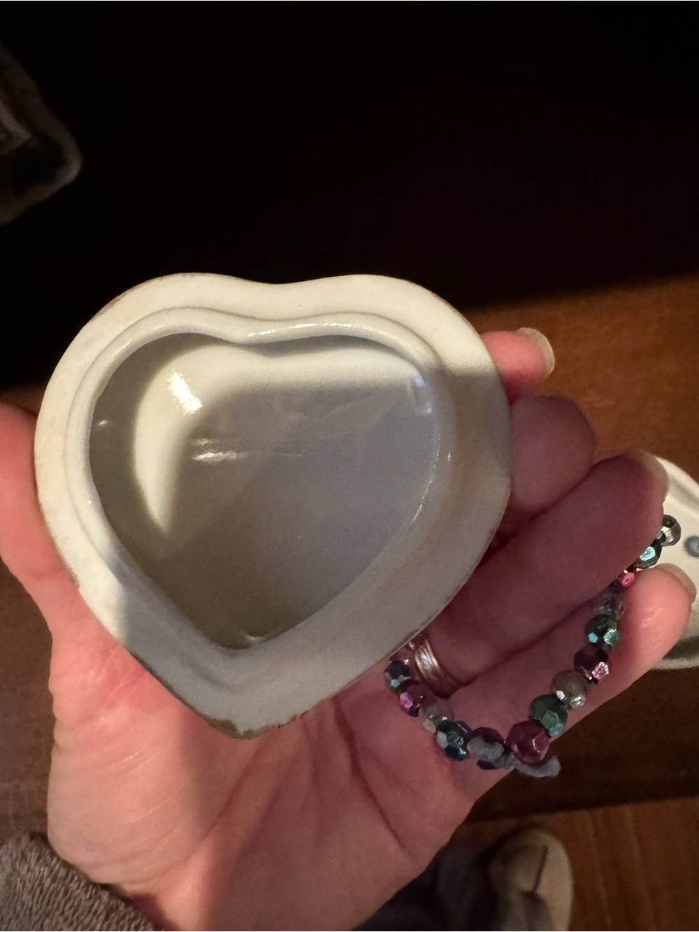 This is a vintage 1973 Holly Hobbie genuine porcelain heart-shaped trinket box. - Picture 4 of 4